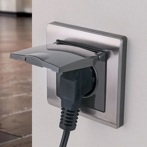 Розетка 1-я с/з со шторками и крышкой IP44 Глянцевый никель WERKEL