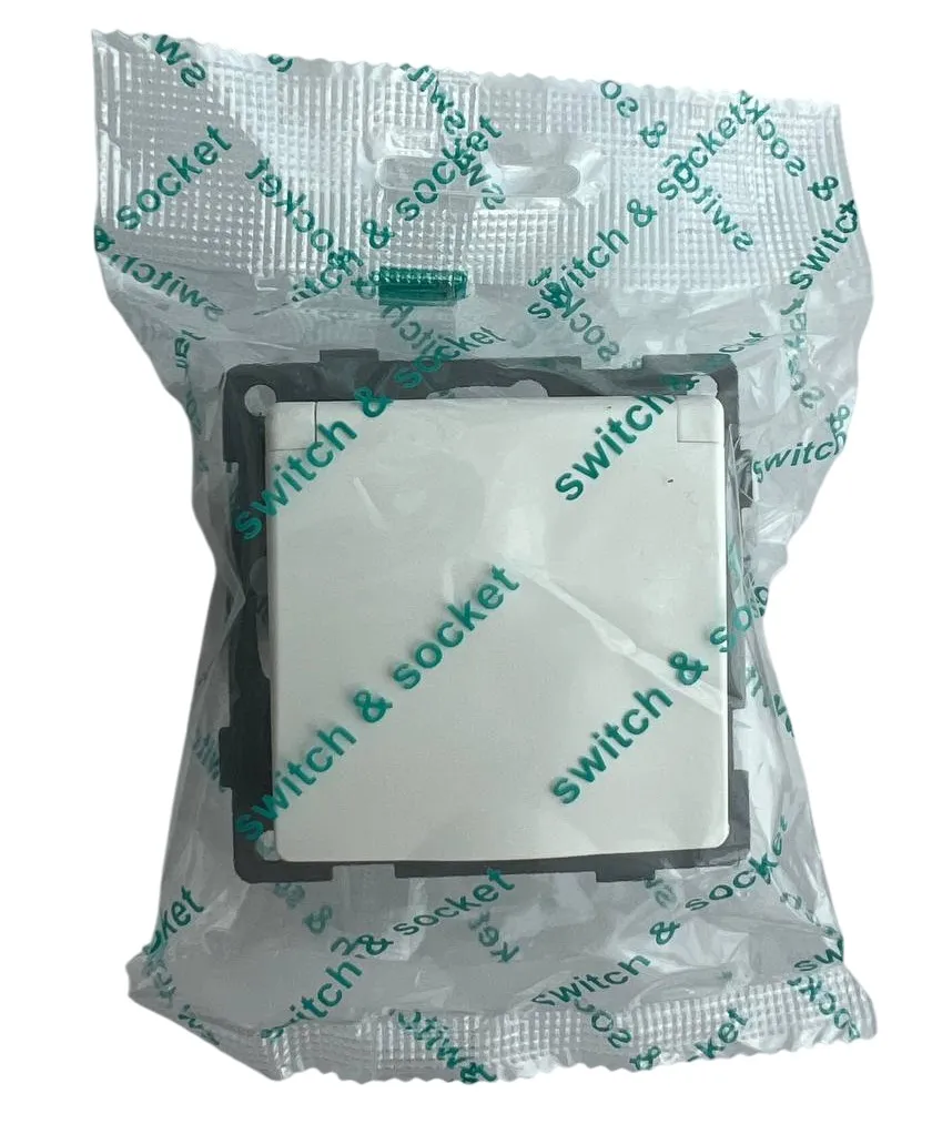 Розетка 1-я с крышкой с/з с шторками белая U1A-012 SoftTouch "Uno" AWSproducts