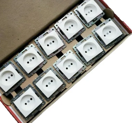 Розетка 1-я б/з Белый Valena LEGRAND