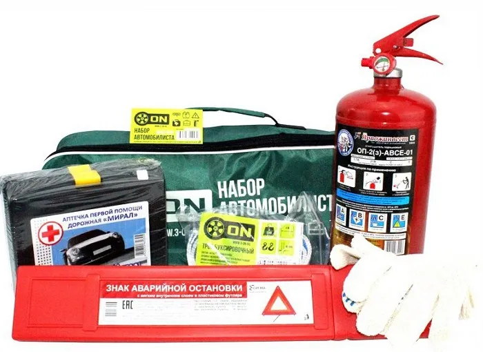 Набор автомобилиста 6 предметов (сумка, аптечка, огнетушитель, трос буксировочный, знак, перчатки) O