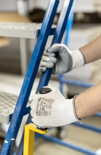 Перчатки рабочие с нитриловым покрытием, белые/светло-серые GLAN разм 9 HOEGERT, п