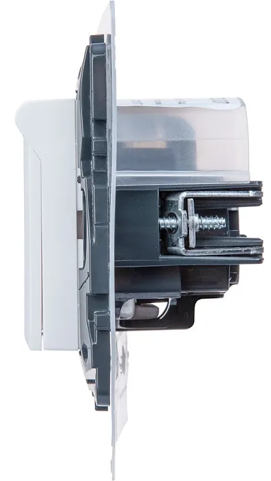 Розетка 1-я с/з со шторками и крышкой IP44 Белый ETIKA LEGRAND