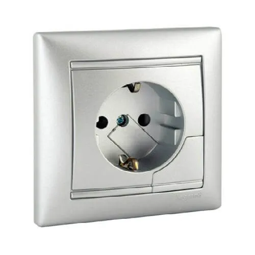 Розетка с выталкивателем вилки.jpg