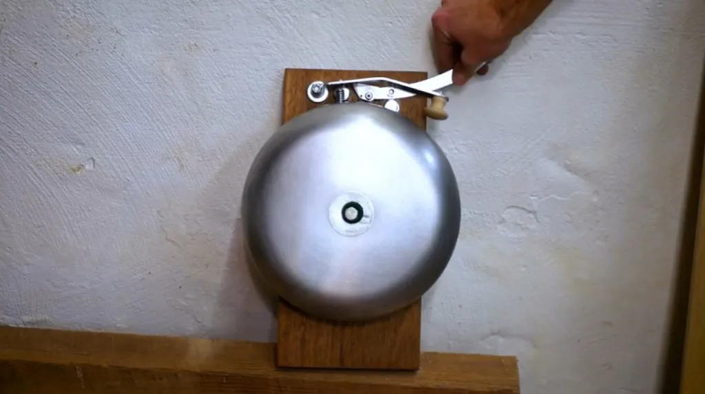 Электромеханический звонок.jpg Электромеханический звонок.jpg