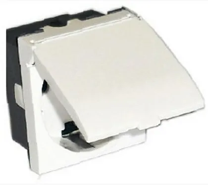 45-Розетка с з/к, со шторками  и крышкой (бел.) Экопласт