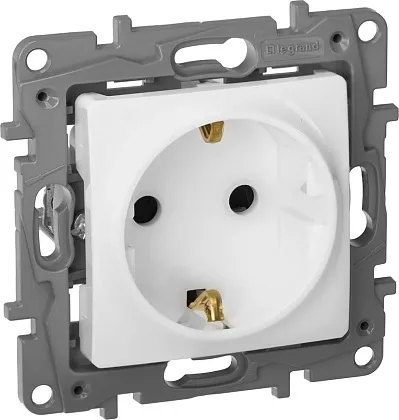 Розетка 1-я с/з со шторками Белый ETIKA LEGRAND