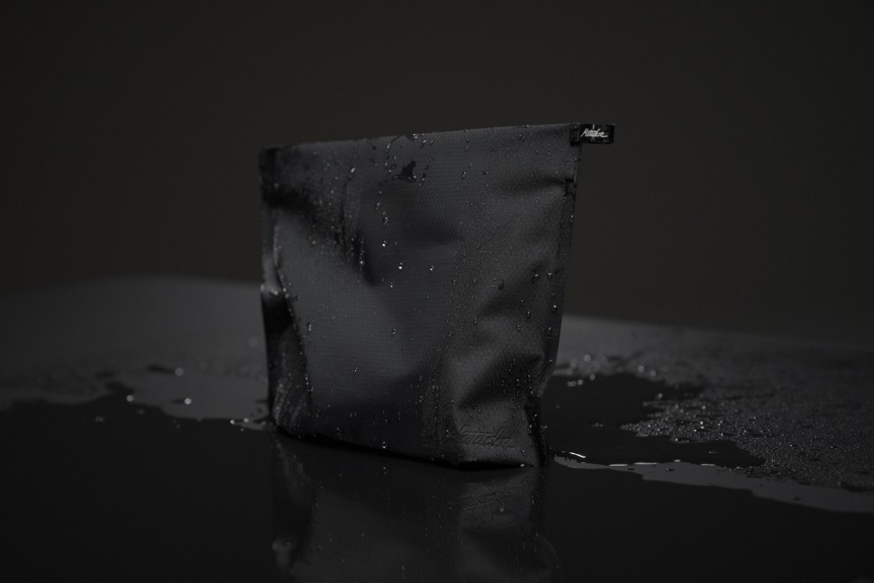 Косметичка водонепроницаемая MATADOR FlatPak Zipper Toiletry Case (MATFPZ001CH) чёрная