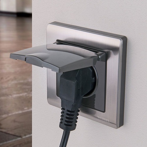 Розетка 1-я с/з со шторками и крышкой IP44 Глянцевый никель WERKEL