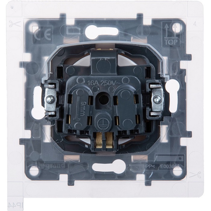 Розетка 1-я с/з со шторками и крышкой IP44 Белый ETIKA LEGRAND