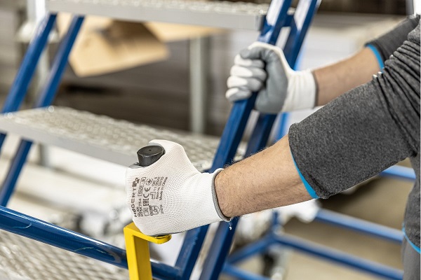 Перчатки рабочие с нитриловым покрытием, белые/светло-серые GLAN разм 9 HOEGERT, п