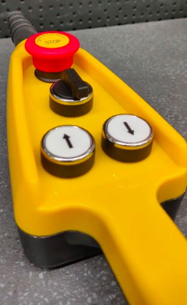 Пост 4-х кнопочный 2 стрелочных указателя, 1 аварийная кнопка,  1 переключатель