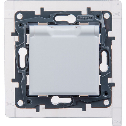 Розетка 1-я с/з со шторками и крышкой IP44 Белый ETIKA LEGRAND