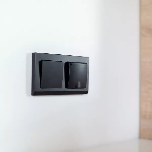 Розетка 1-я с/з со шторками и крышкой IP44 Черный матовый WERKEL