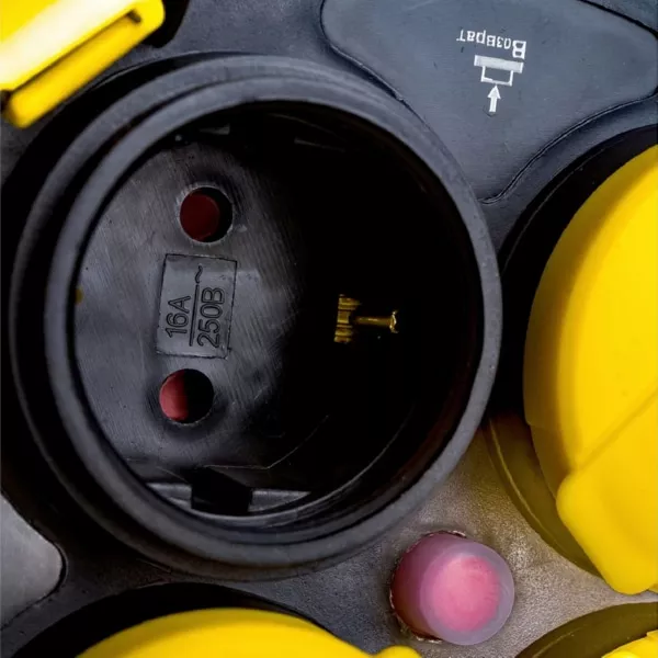 Удлинитель на катушке "Industrial PLUS" УК50 4 места с/з 50м 3х1,5мм2 IP44 IEK
